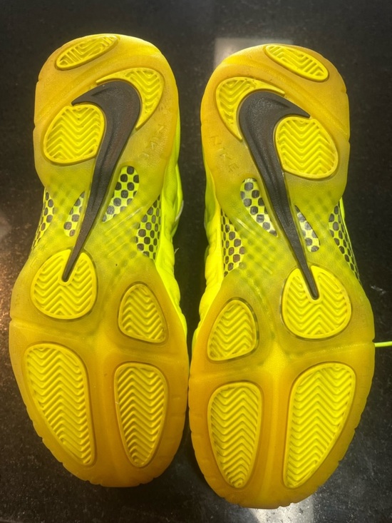 Sz 8 Nike Air Foamposite Pro
Volt (2021)